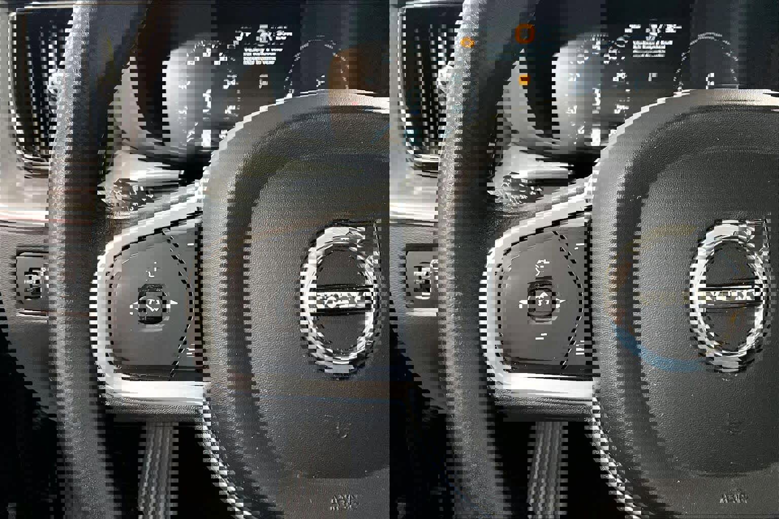 Used 2019 Volvo XC60 T8 Momentum w/ Advanced Package image 23