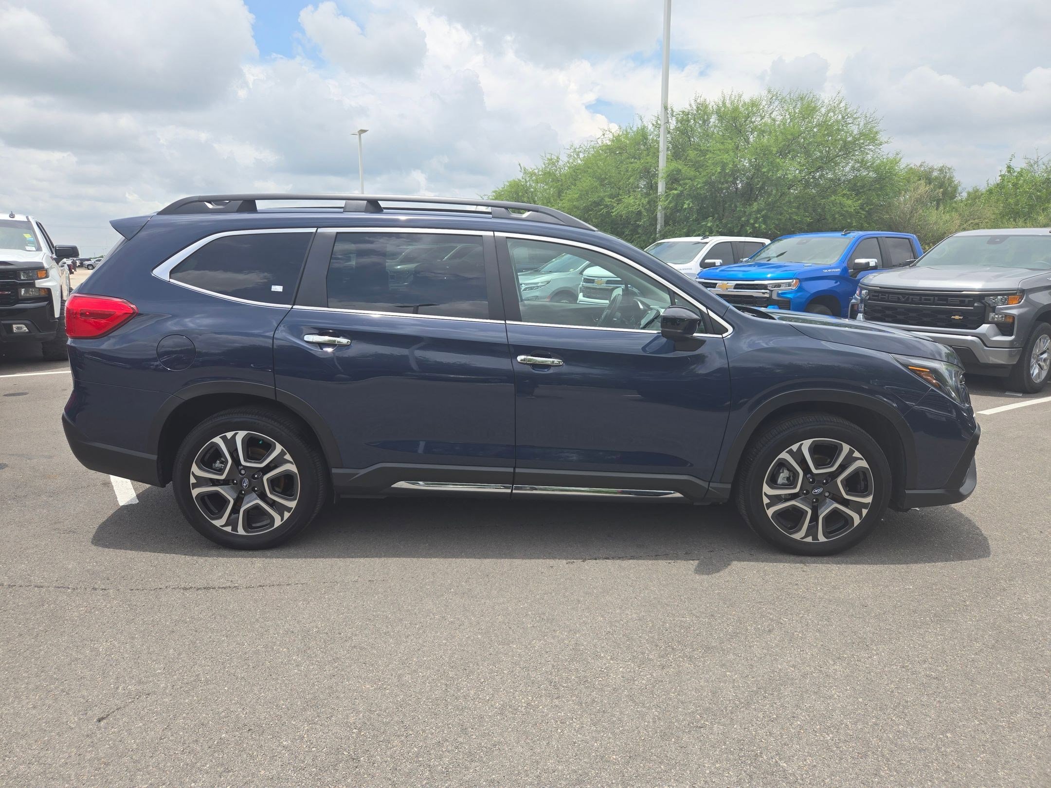 Used 2024 Subaru Ascent Touring AWD/4WD image 2