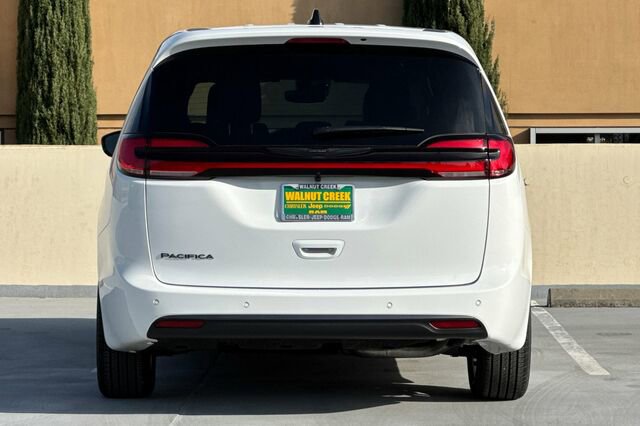 New 2026 Chrysler Pacifica Select image 5