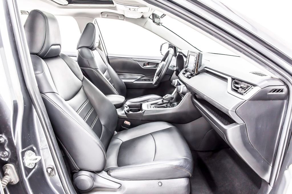 Used 2020 Toyota RAV4 XLE Premium FWD image 31