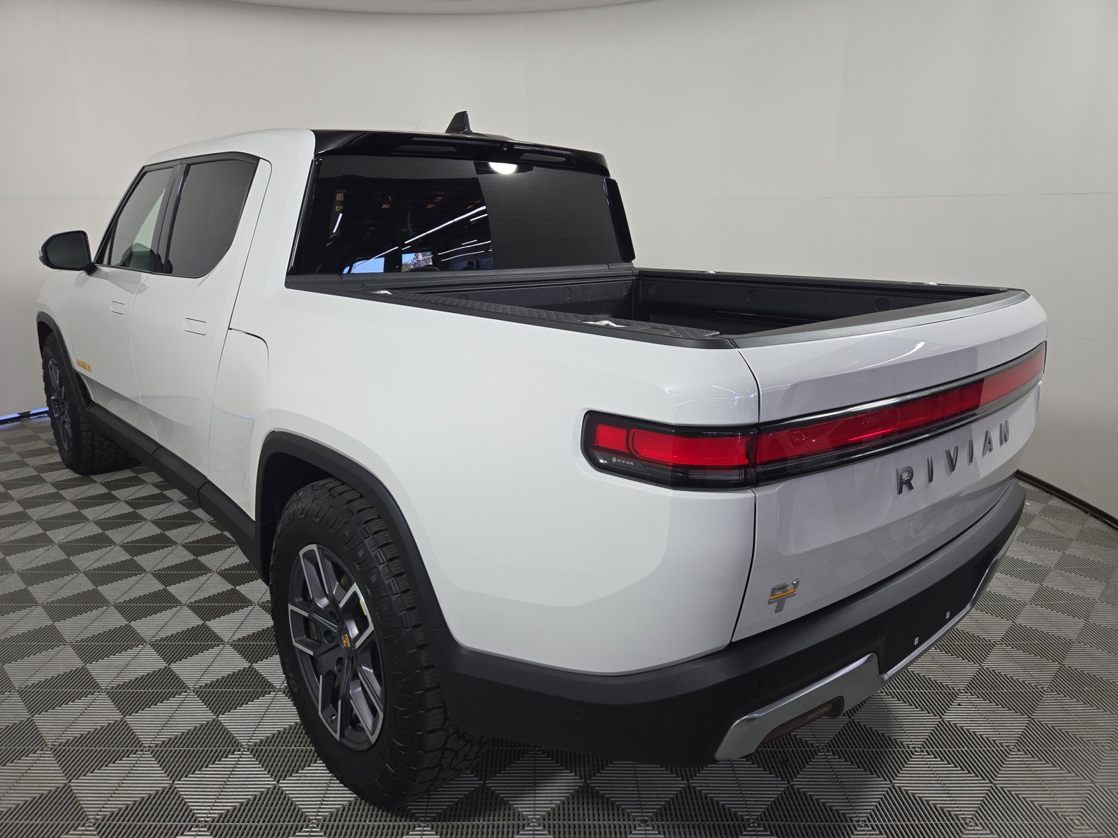 Used 2022 Rivian R1T Adventure image 3