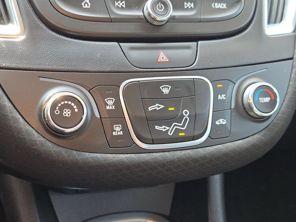 Used 2017 Chevrolet Malibu LT FWD image 25