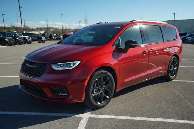 New 2026 Chrysler Pacifica Limited w/ Uconnect Theater Family Group image 3