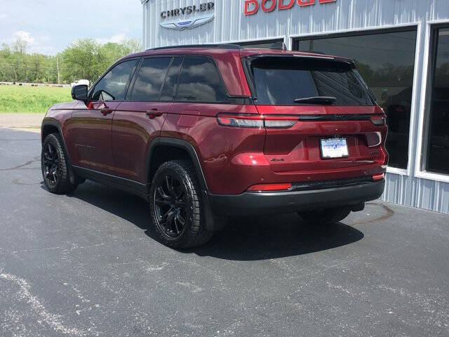 Used 2023 Jeep Grand Cherokee Limited w/ Black Appearance Package AWD/4WD image 5