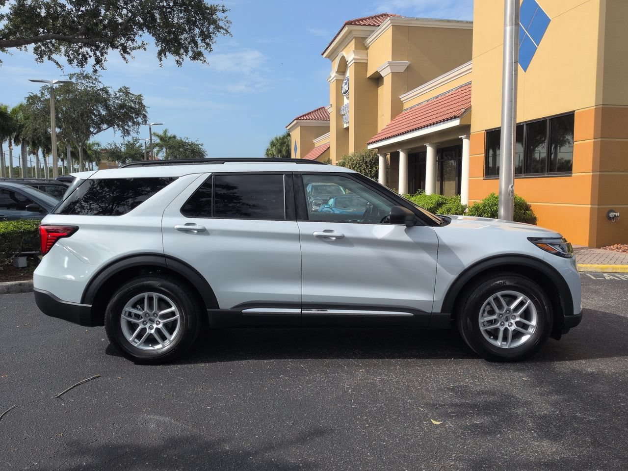Certified 2025 Ford Explorer Active RWD image 3