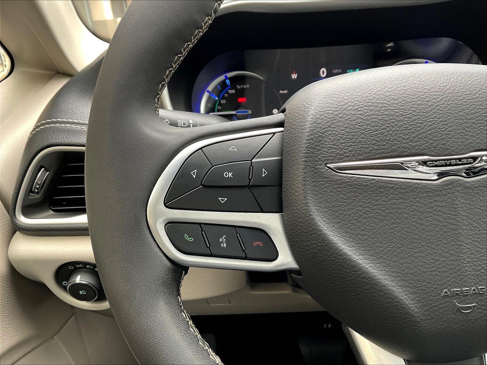 Used 2023 Chrysler Pacifica Touring-L FWD image 11