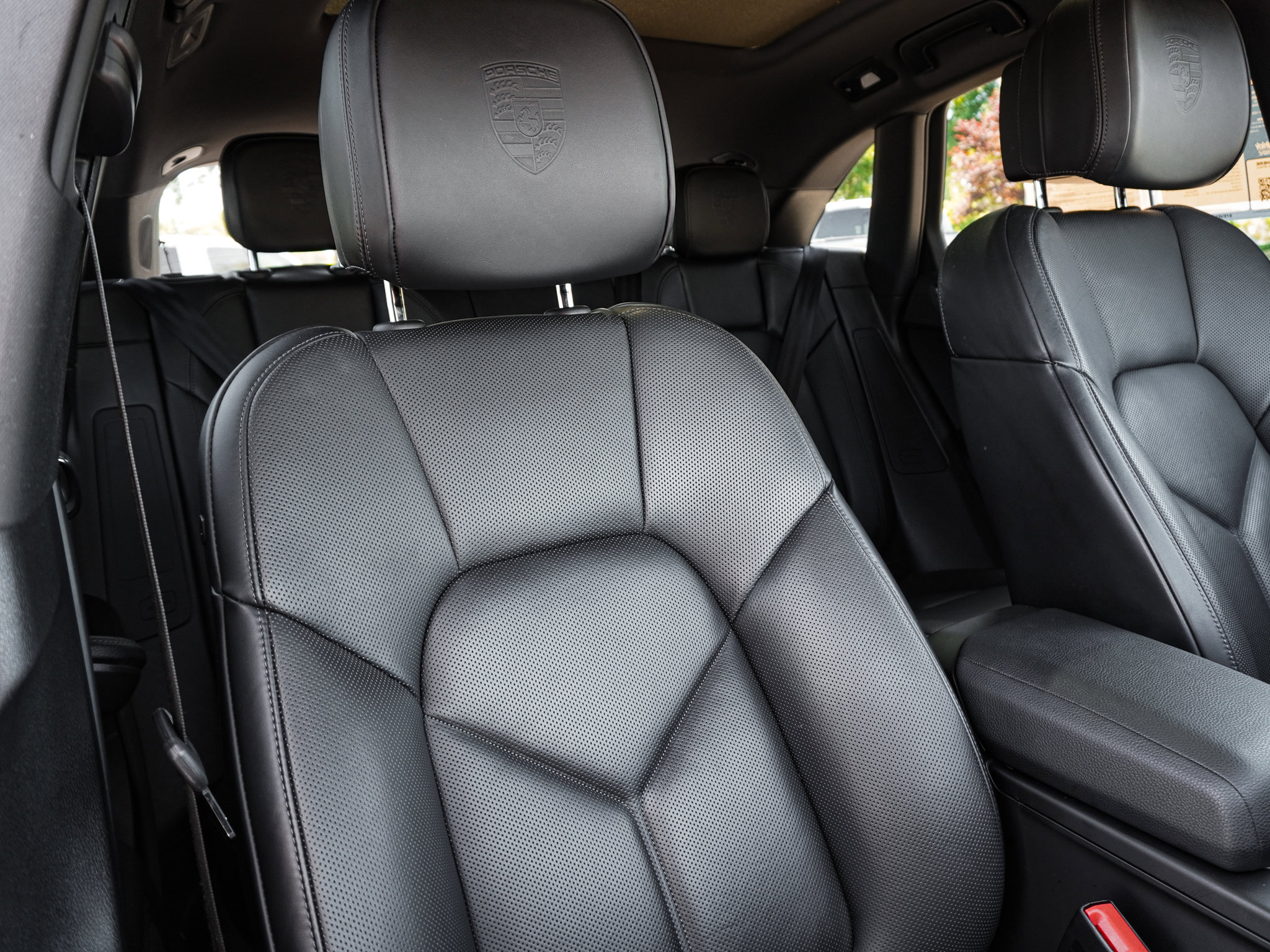 Used 2025 Porsche Macan AWD/4WD image 37