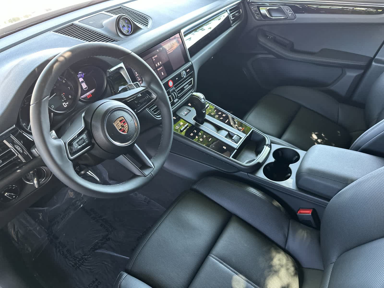 Certified 2025 Porsche Macan AWD/4WD image 4