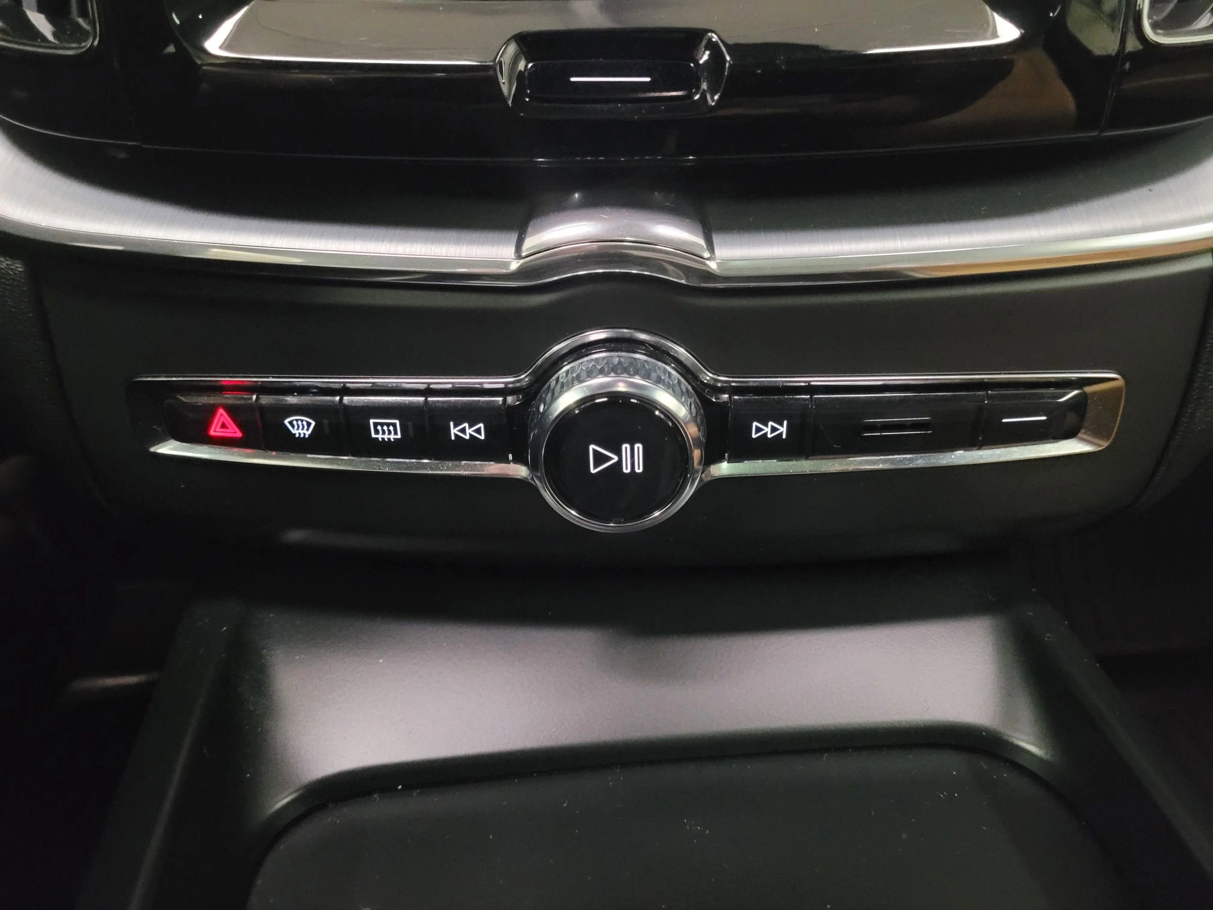 Used 2018 Volvo XC60 T5 Momentum w/ Vision Package image 27