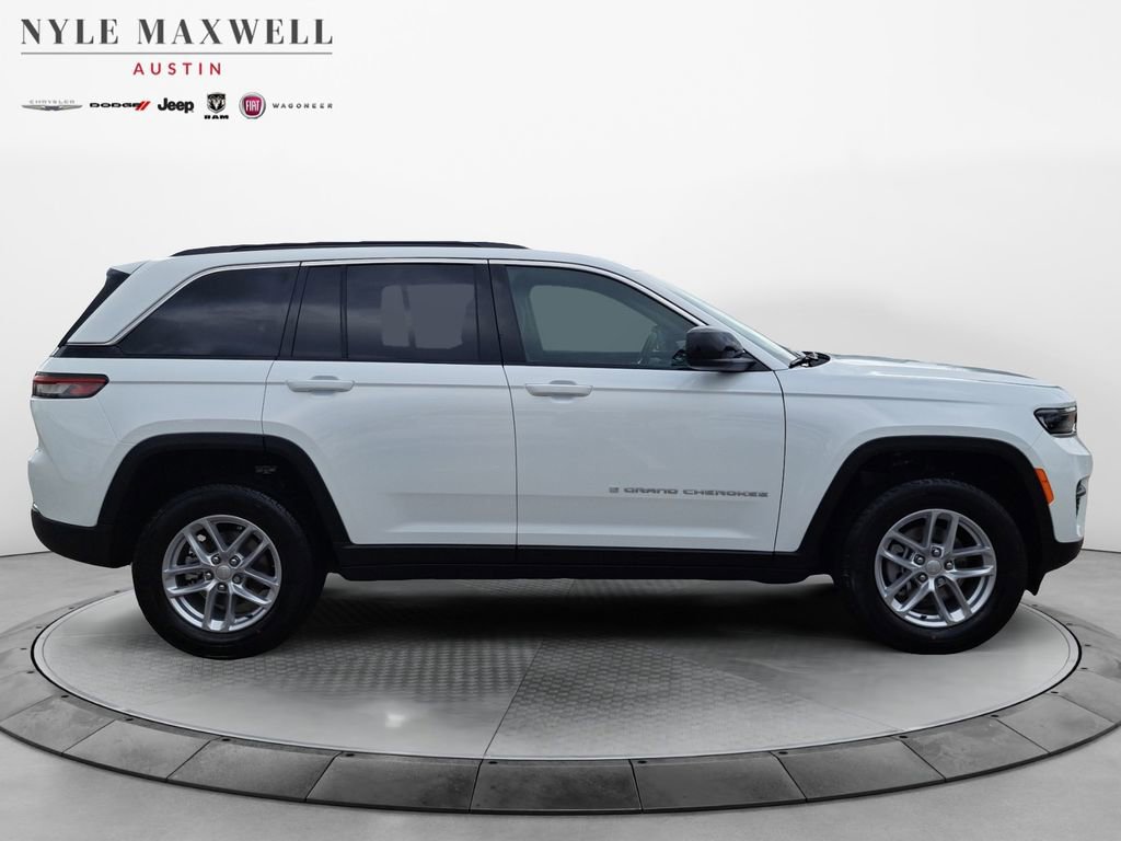 New 2025 Jeep Grand Cherokee Laredo w/ Luxury Tech Group I RWD image 17