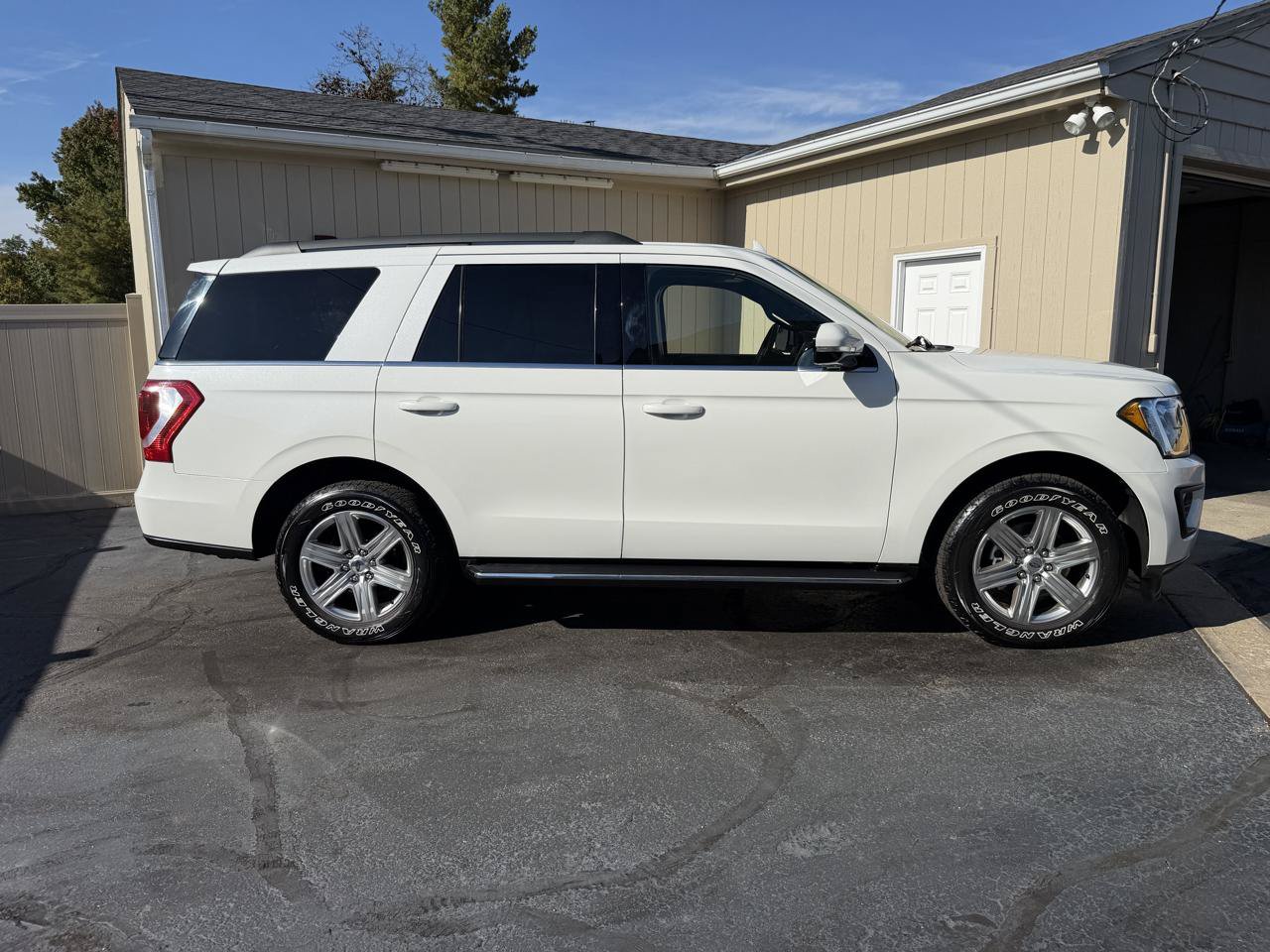 Used 2020 Ford Expedition XLT w/ Equipment Group 202A AWD/4WD image 2