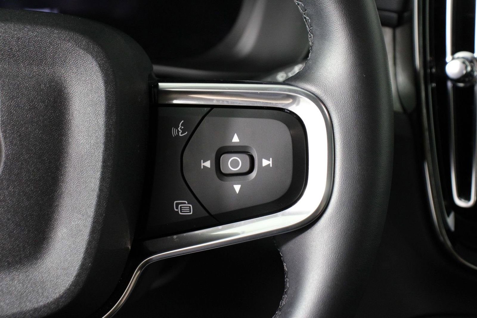 Certified 2025 Volvo XC40 B5 Plus AWD/4WD image 11
