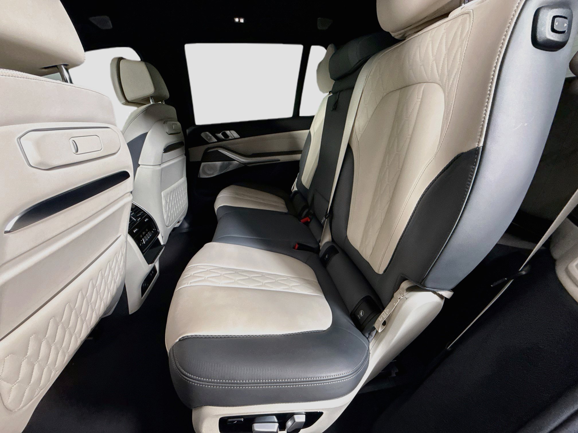 Used 2024 BMW ALPINA XB7 AWD/4WD image 25