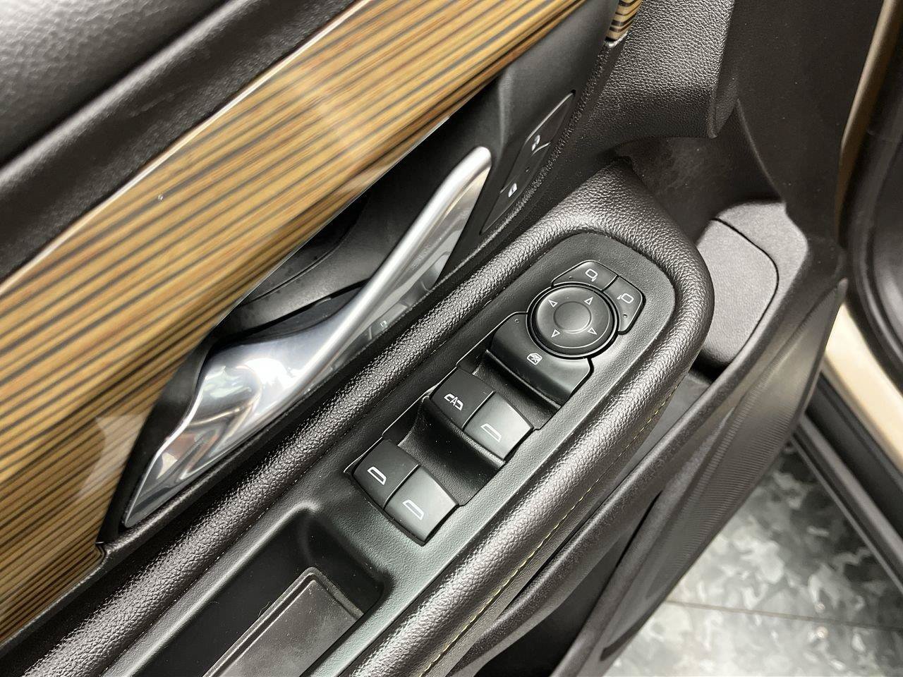 Used 2018 GMC Terrain SLE w/ Driver Convenience Package AWD/4WD image 7