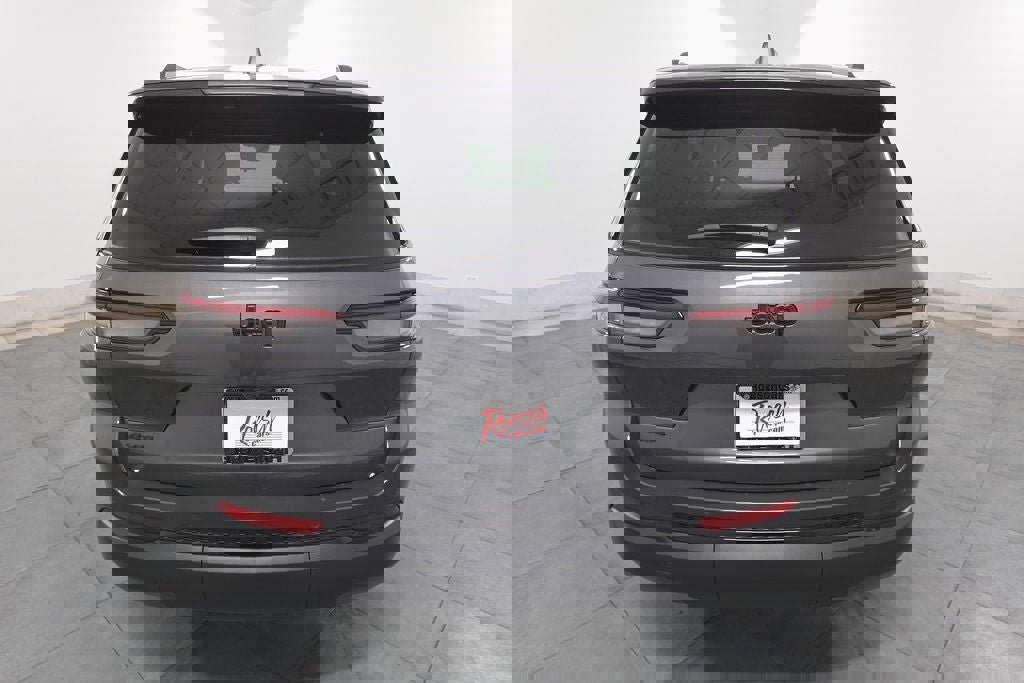 New 2025 Jeep Grand Cherokee L Altitude image 4