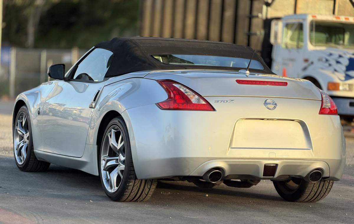Used 2011 Nissan 370Z Touring w/ Sport Pkg image 9