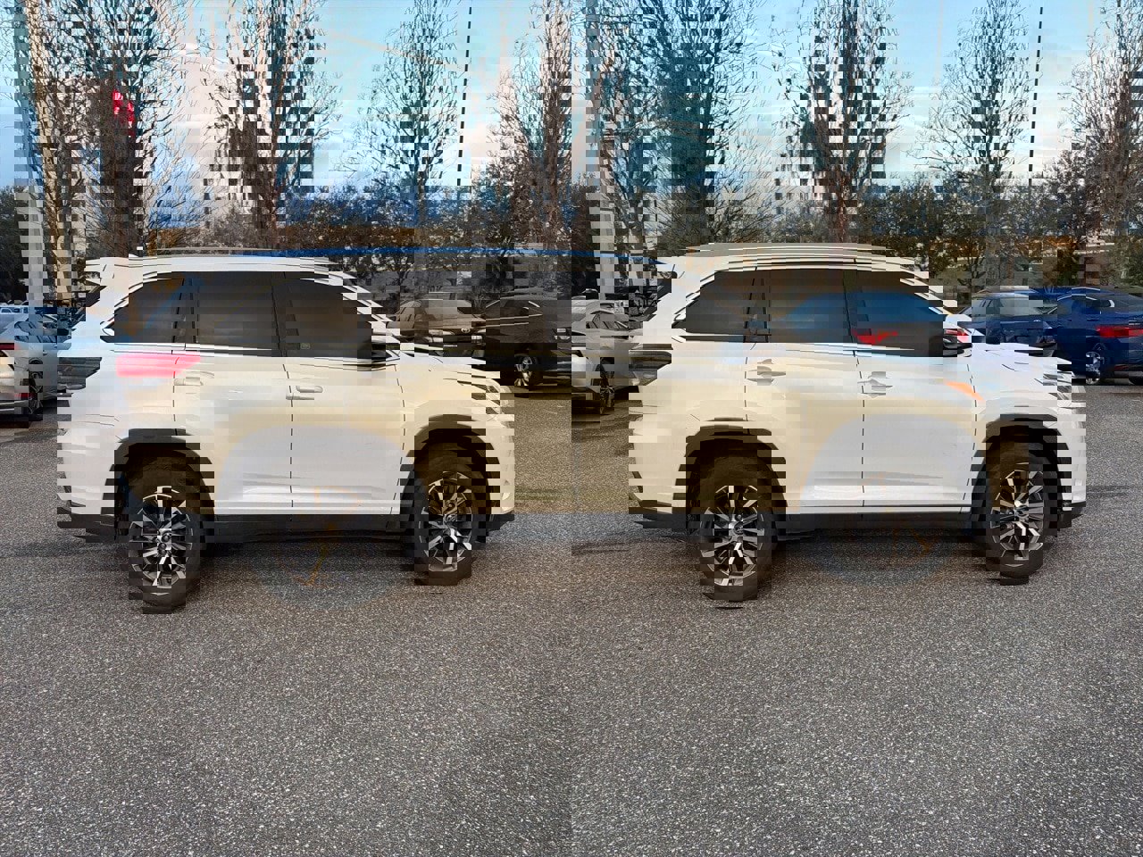 Used 2019 Toyota Highlander XLE image 6