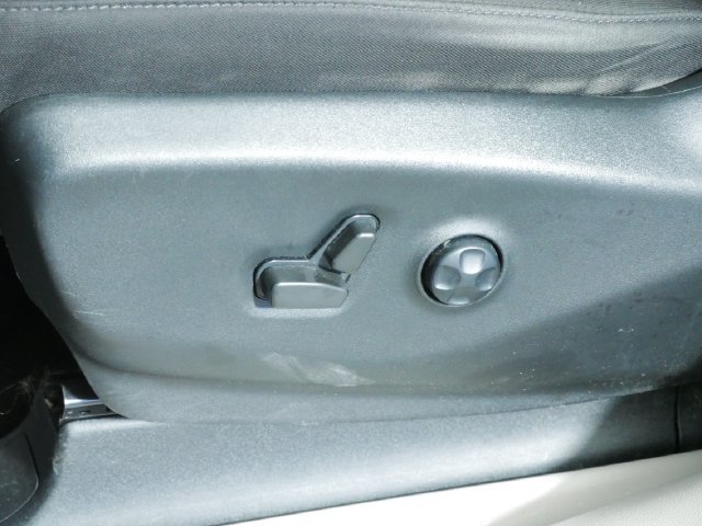 Used 2022 Chrysler Voyager LX FWD image 21