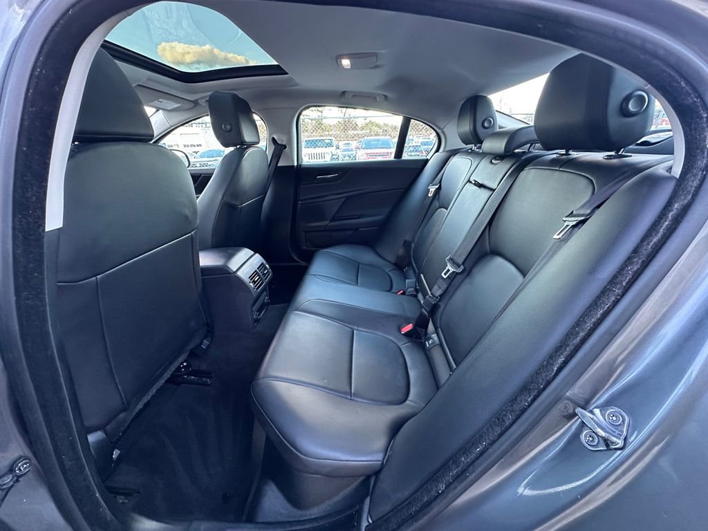 Used 2018 Jaguar XE Premium image 22