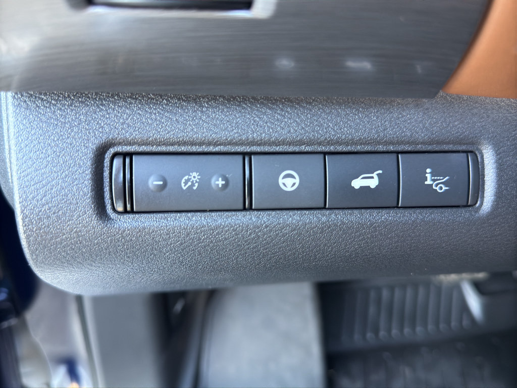 Used 2023 Nissan Pathfinder Platinum w/ Black Appearance Package FWD image 14
