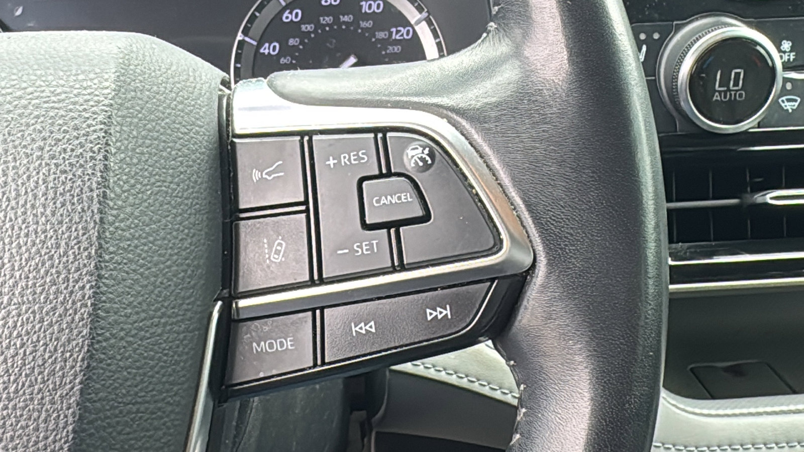 Used 2020 Toyota Highlander XLE image 23