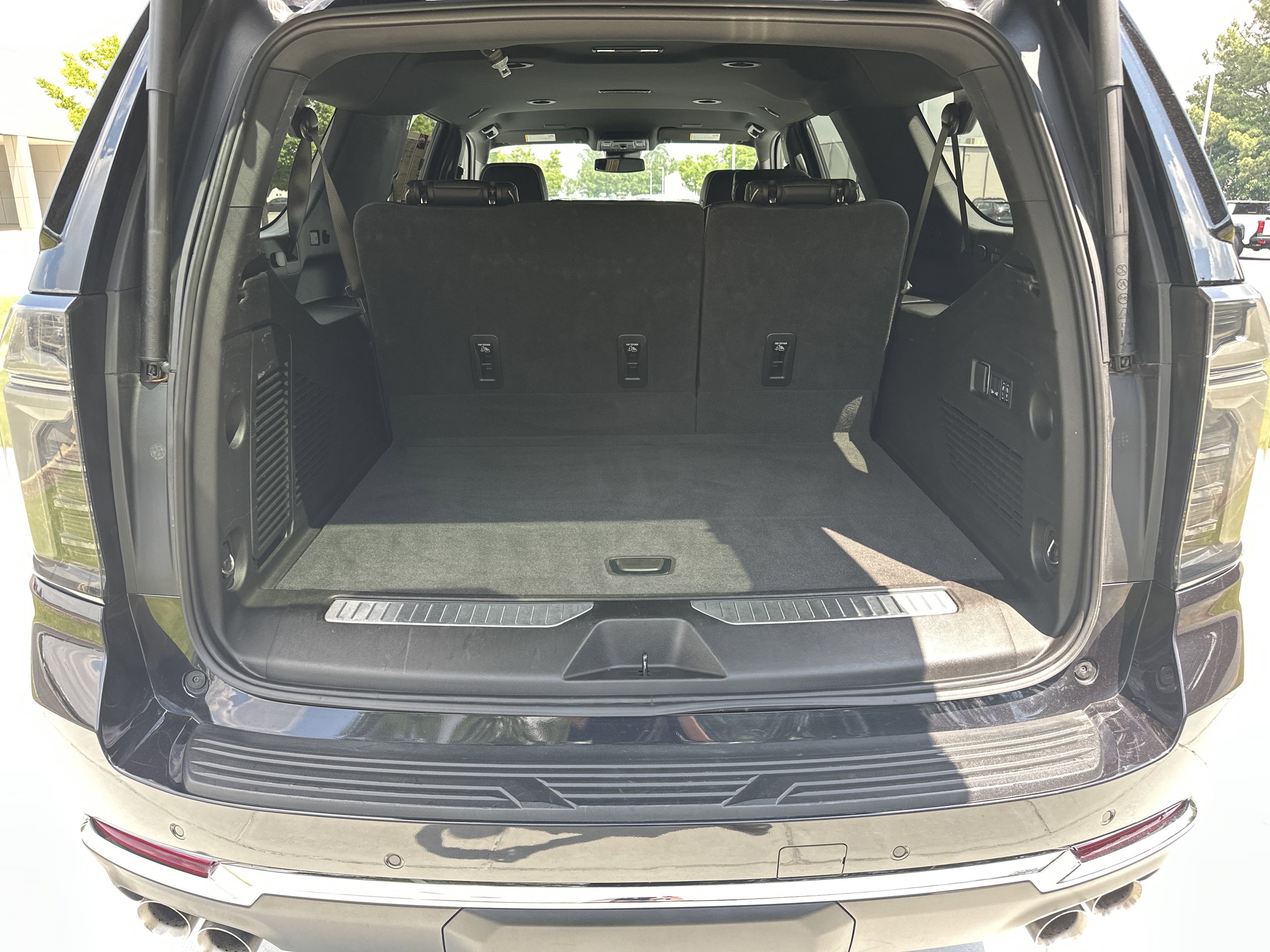 Used 2025 Chevrolet Suburban Premier RWD image 33