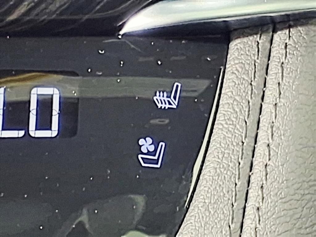 Certified 2025 Cadillac XT6 Premium Luxury image 12