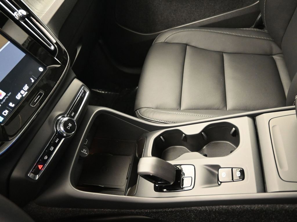 New 2025 Volvo XC40 B5 Core w/ Protection Package Premier image 16