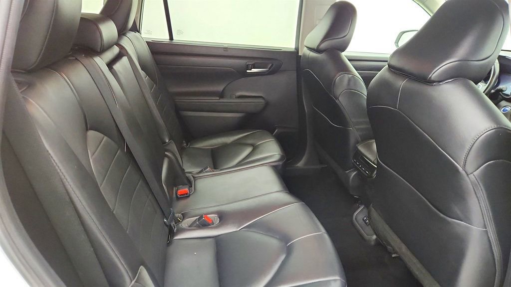 Used 2021 Toyota Highlander XLE image 24