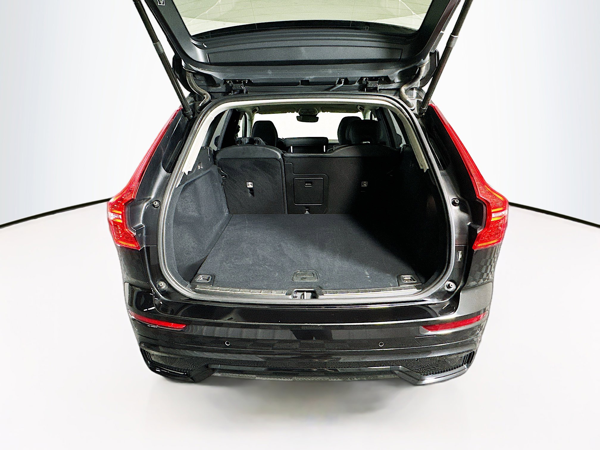 Used 2025 Volvo XC60 B5 Plus image 29