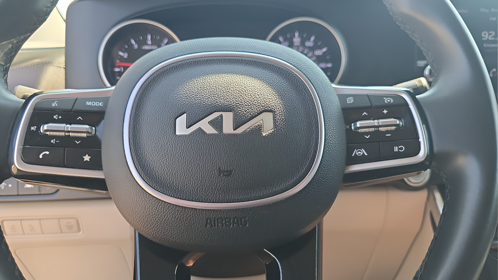 Used 2024 Kia Carnival LX FWD image 17