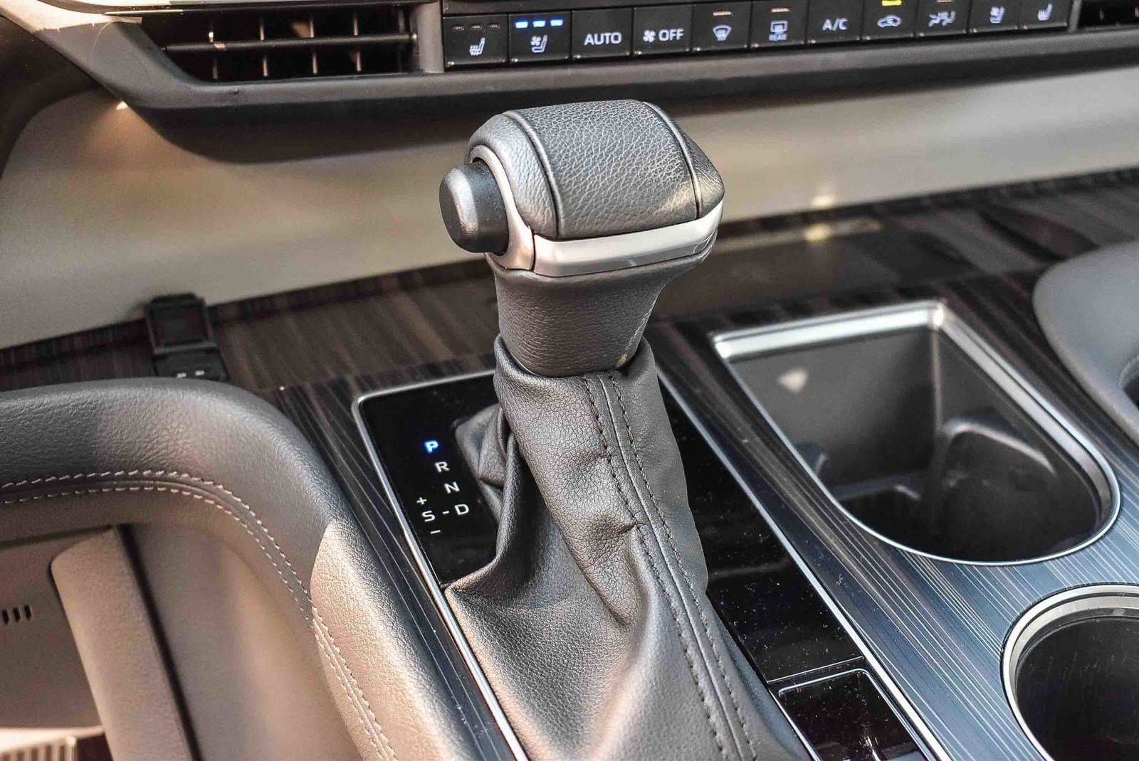 Used 2023 Toyota Sienna Limited image 18