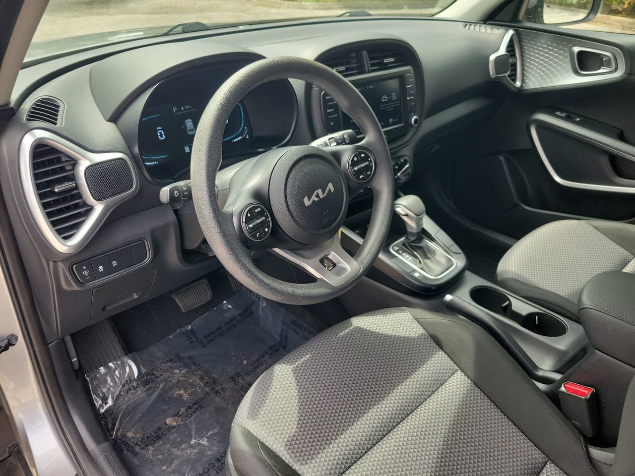 Used 2025 Kia Soul LX w/ LX Technology Package FWD image 14