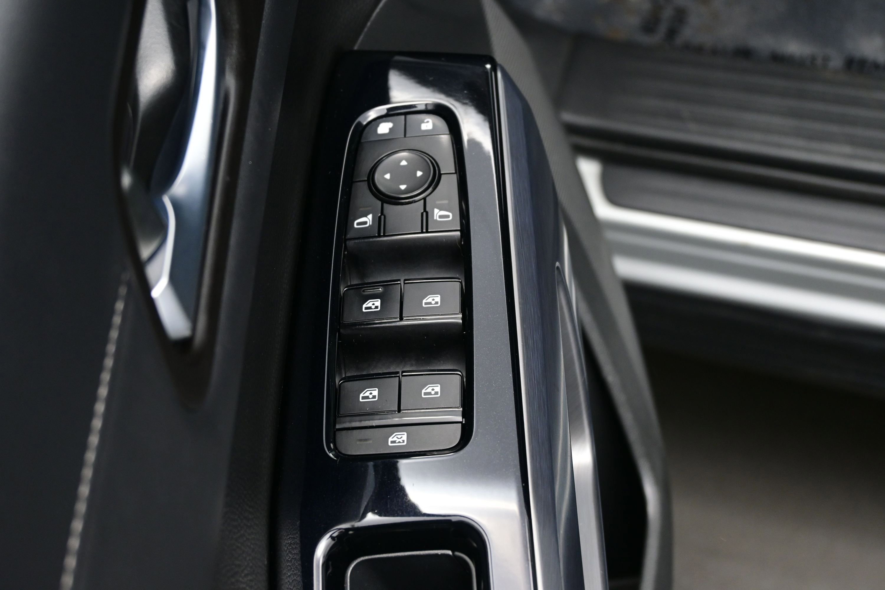 Used 2023 Nissan Pathfinder SL AWD/4WD image 10