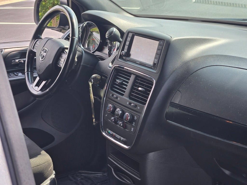 Used 2020 Dodge Grand Caravan SE FWD image 7