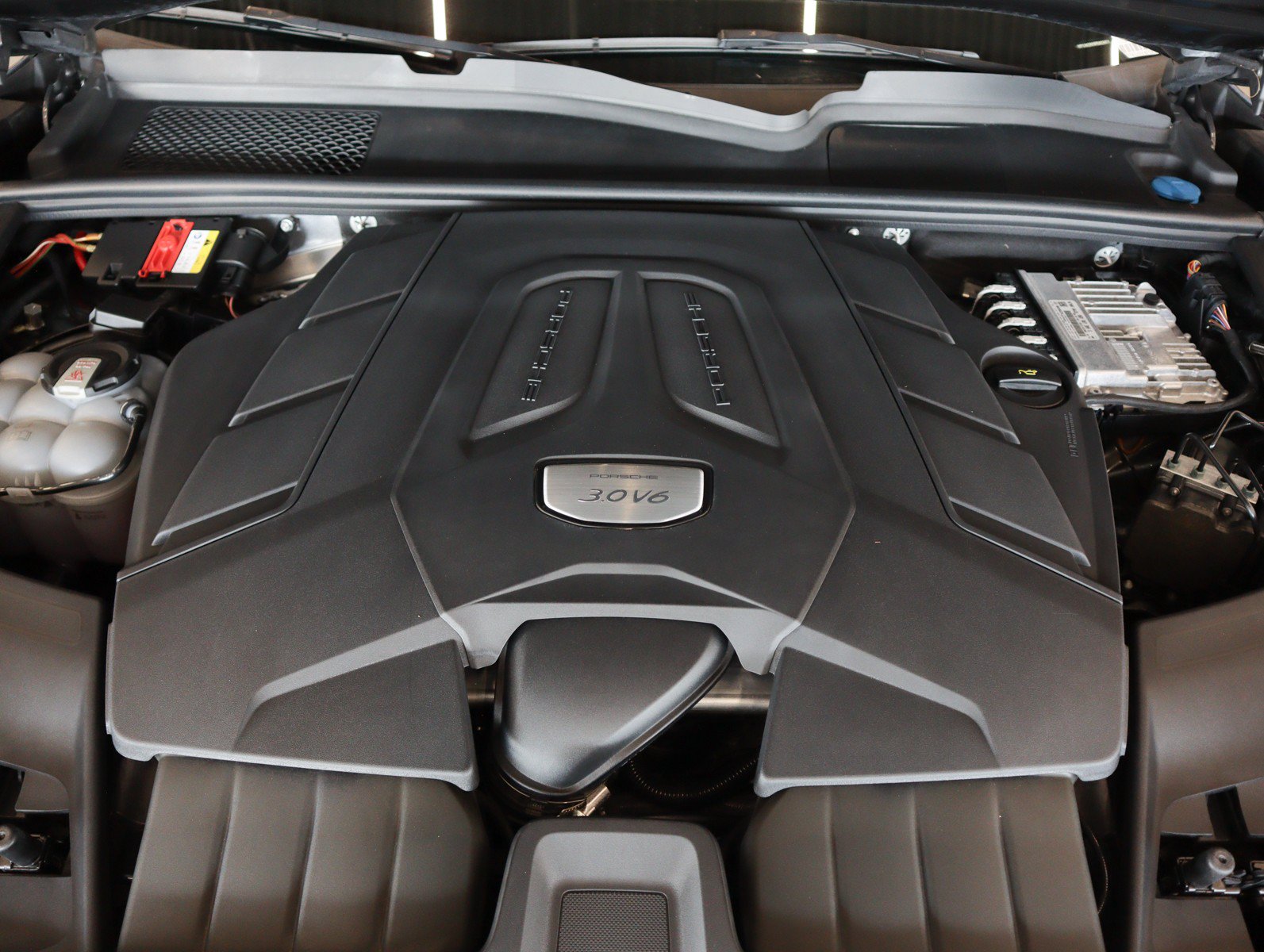 Certified 2023 Porsche Cayenne AWD/4WD image 28