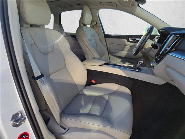 Used 2018 Volvo XC60 T5 Momentum w/ Vision Package image 22