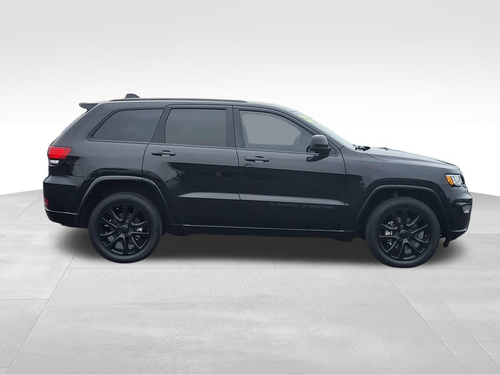 Used 2022 Jeep Grand Cherokee Laredo X AWD/4WD image 2
