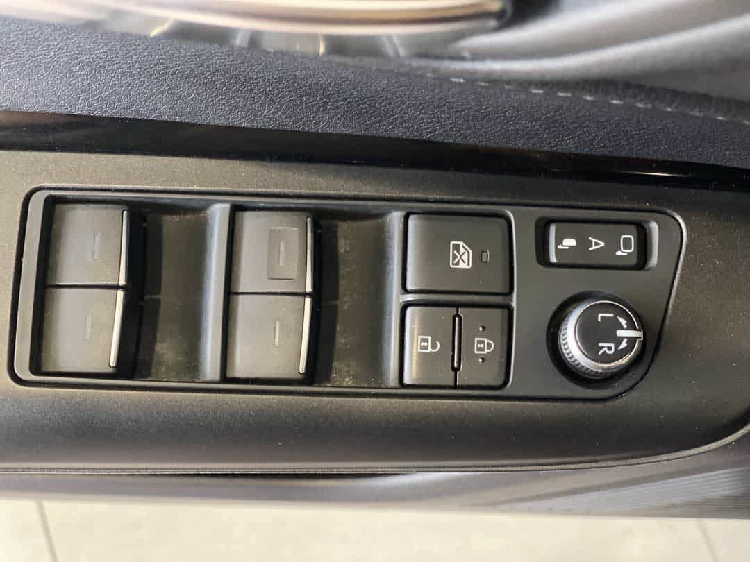 Used 2021 Toyota Venza LE w/ Carpet Mat Package (TMS) AWD/4WD image 16