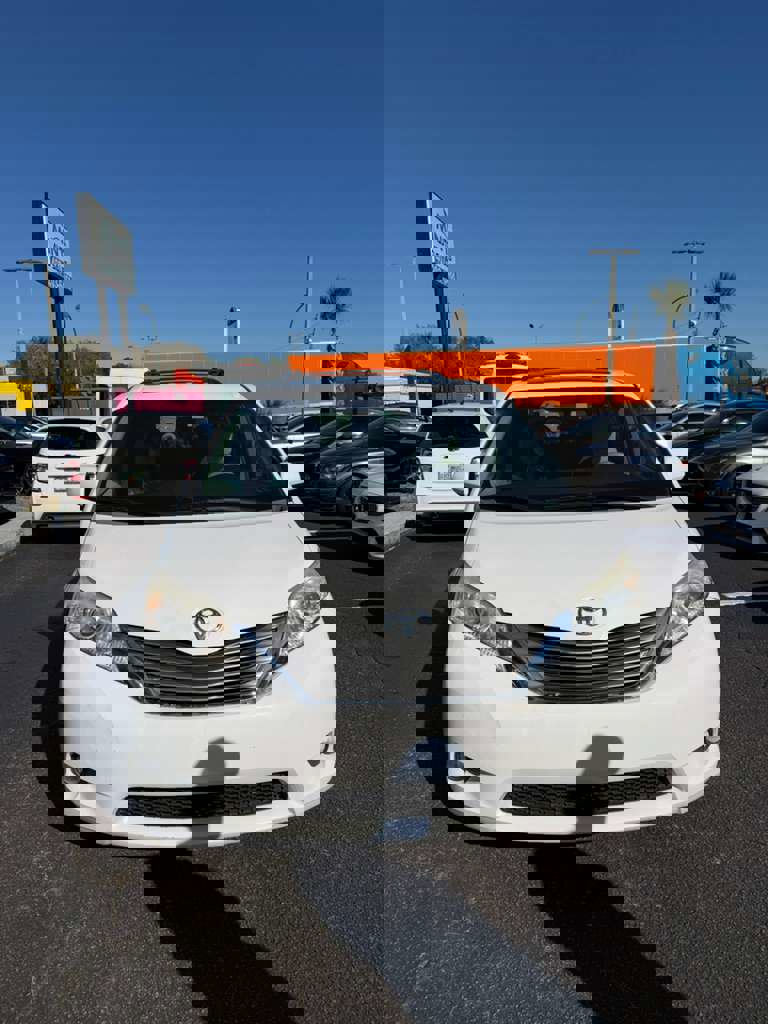 Used 2012 Toyota Sienna XLE w/ XLE Navigation Pkg image 1