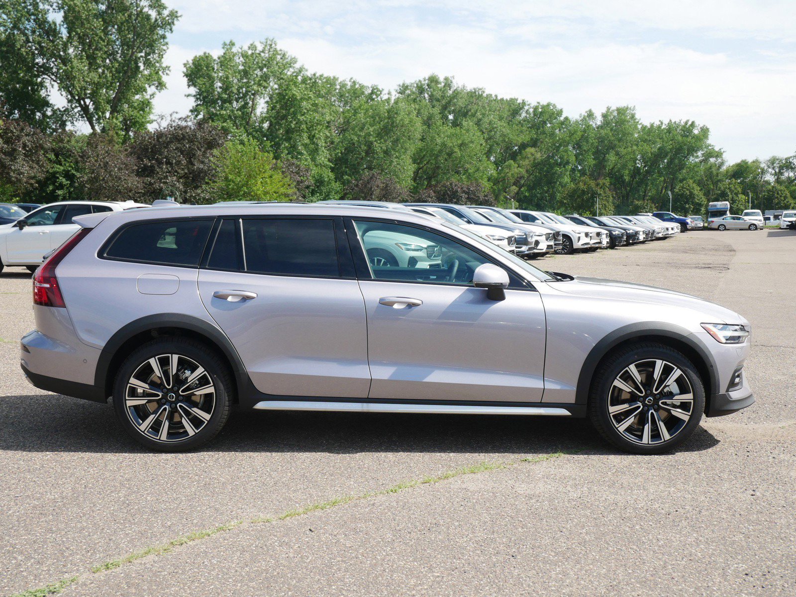 New 2026 Volvo V60 B5 Cross Country Ultra w/ Climate Package image 2