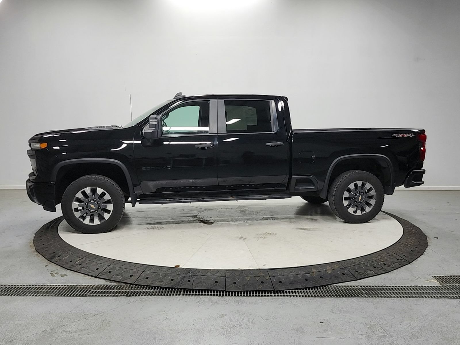 Used 2024 Chevrolet Silverado 2500 Custom w/ Custom Value Package AWD/4WD image 4