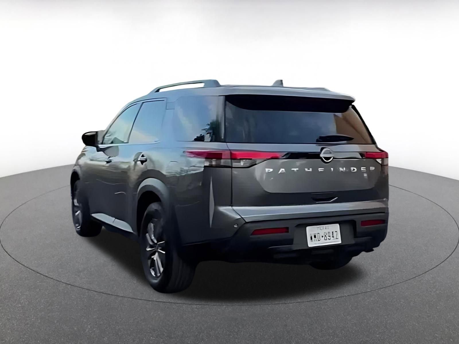 Used 2025 Nissan Pathfinder SV image 8