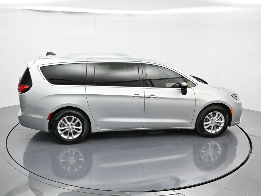 New 2026 Chrysler Pacifica Select FWD image 28
