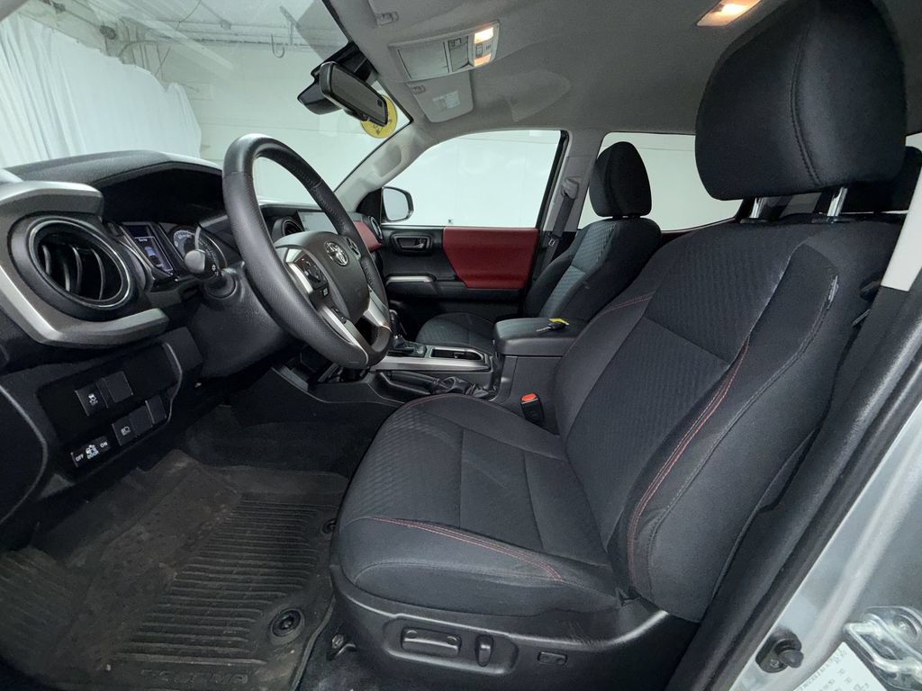 Certified 2022 Toyota Tacoma SR5 AWD/4WD image 13