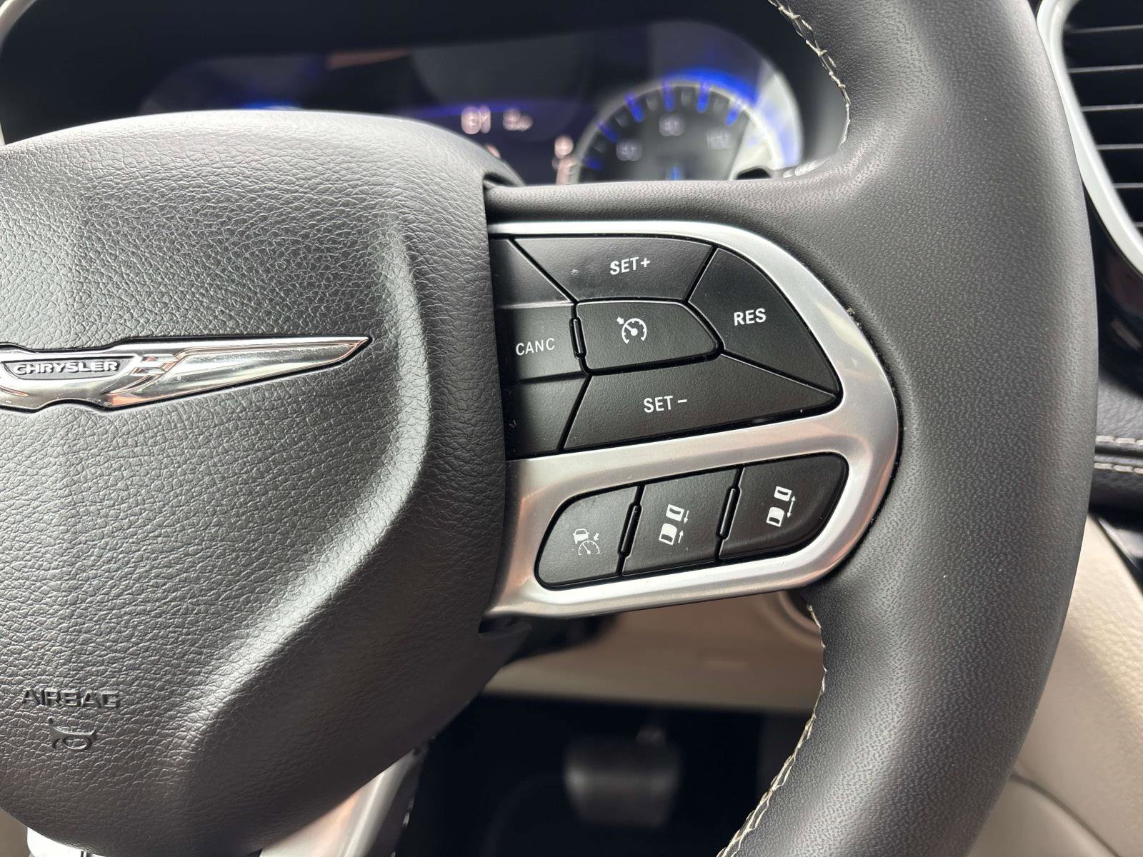 Used 2023 Chrysler Pacifica Limited image 23