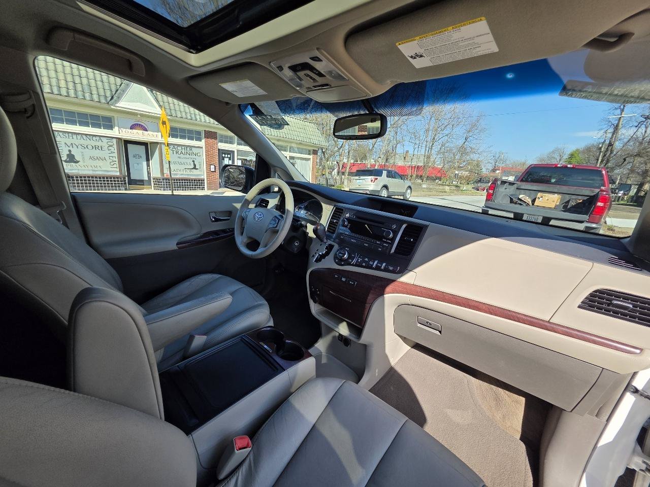 Used 2013 Toyota Sienna XLE FWD image 13