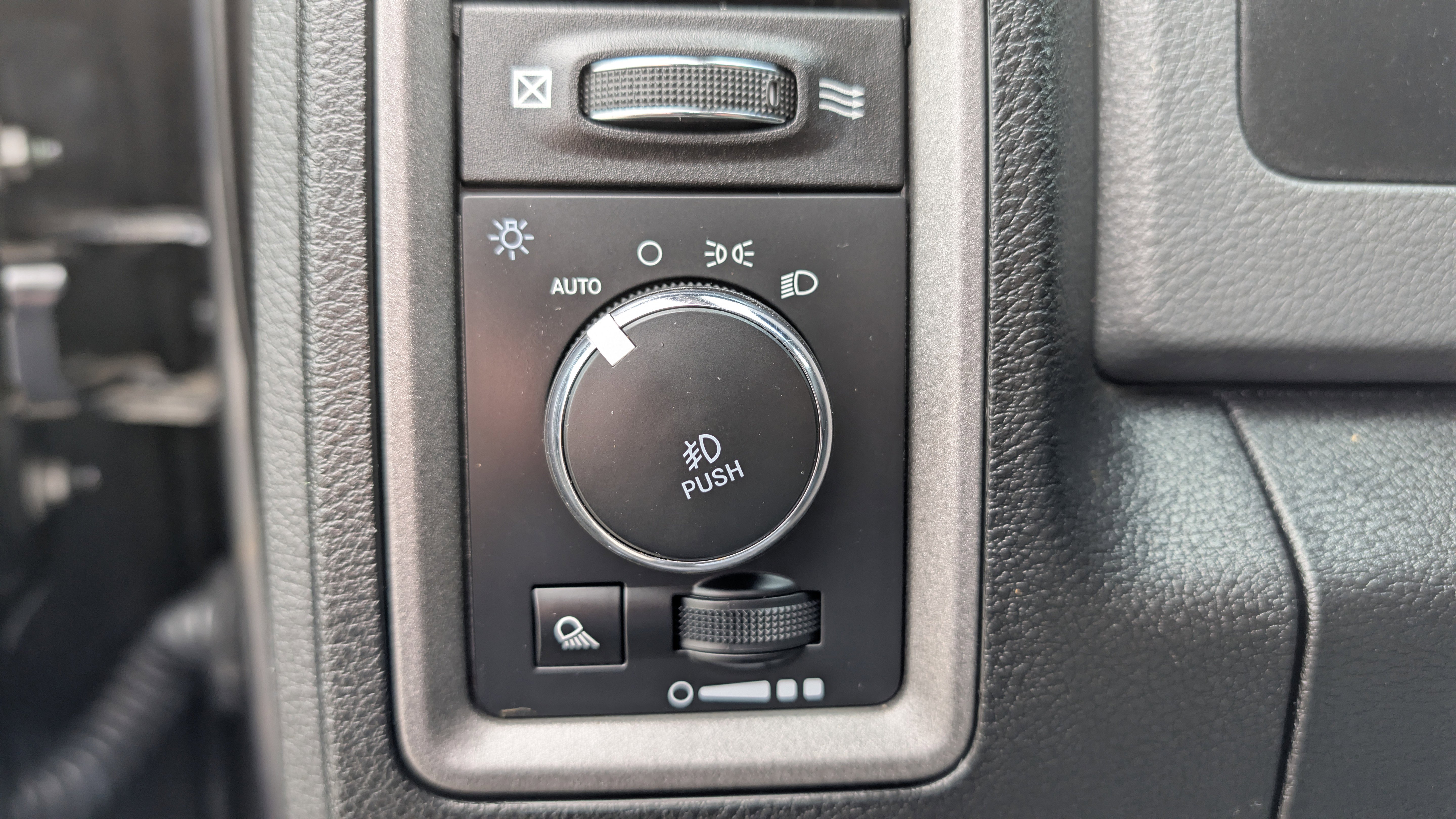 Used 2018 RAM 1500 Express image 15