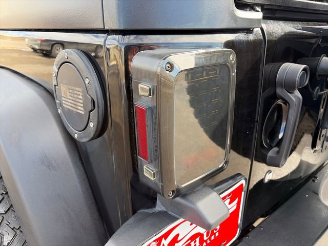 Used 2012 Jeep Wrangler Unlimited Rubicon w/ Connectivity Group image 18