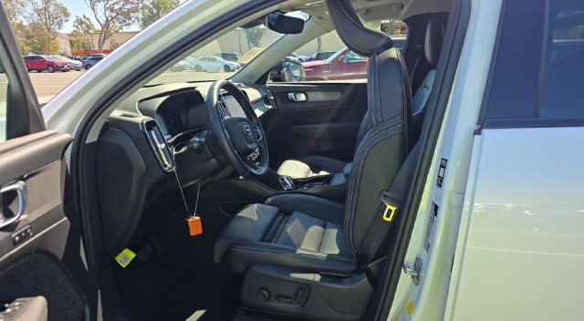 Used 2026 Volvo XC40 B5 Plus AWD/4WD image 6
